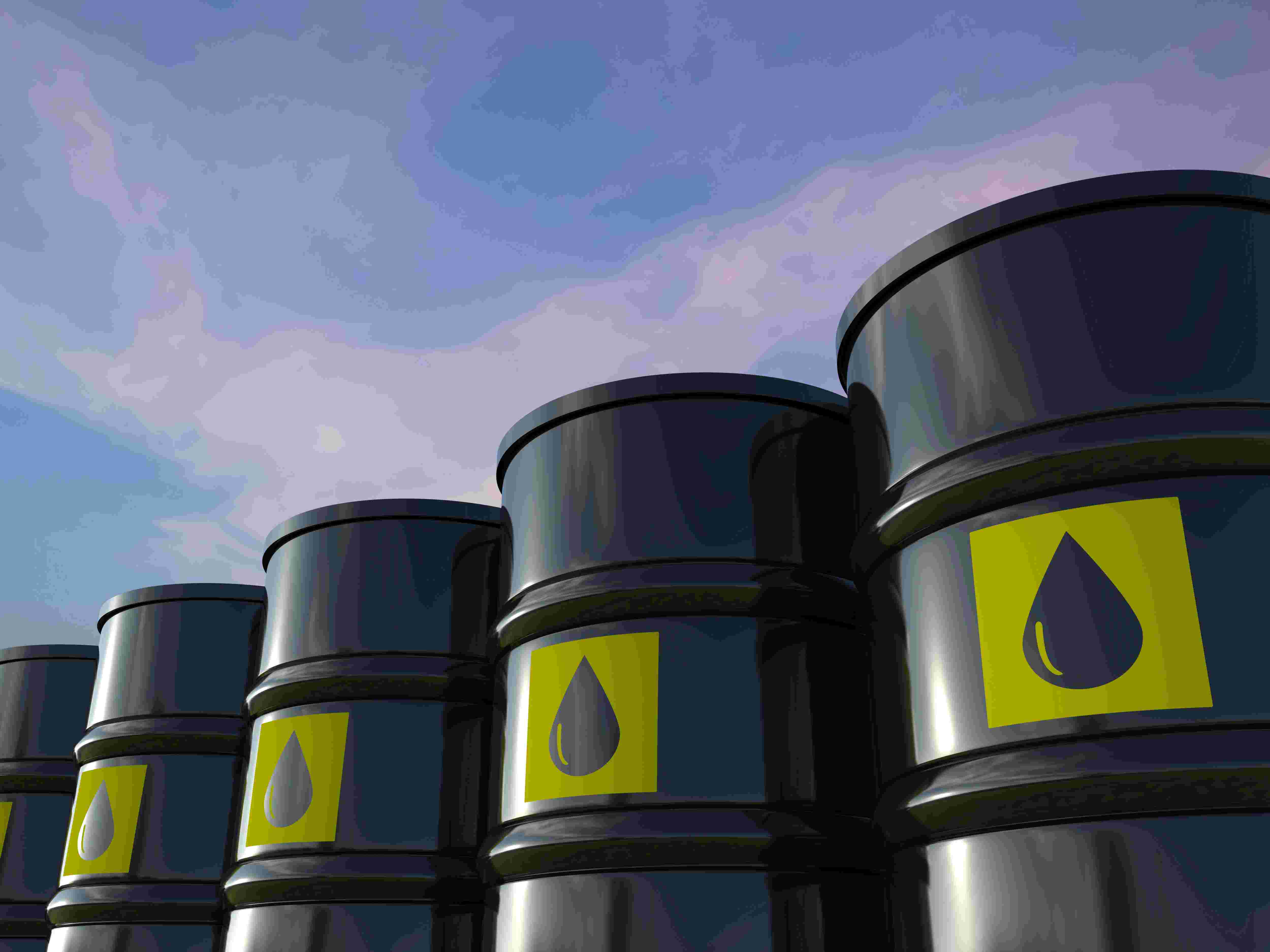 油价震荡下跌！OPEC+增产计划与中东局势缓和引发过剩担忧(图1)